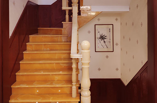 黑龙江中式别墅室内汉白玉石楼梯的定制安装装饰效果